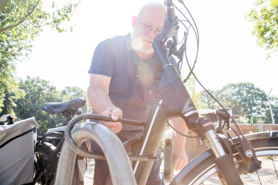 15.500 Diebstähle pro Jahr in Sachsen: Mit diesen Tipps lässt sich das Fahrrad besser sichern - Wird das E-Bike wie hier mit einem massiven Schloss an einen Fahrradbügel angeschlossen, haben Diebe ihre Mühe.