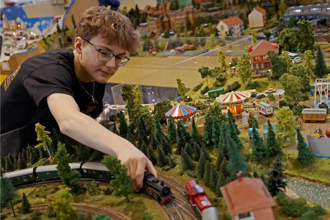 15-Jähriger gehört zu den Jüngsten der Modelleisenbahner im Vogtland - Elias Röthig ist seit dem Sommer Mitglied im Plauener Modelleisenbahnclub. Zur Ausstellung betreut der 15-Jährige die Clubanlage. 