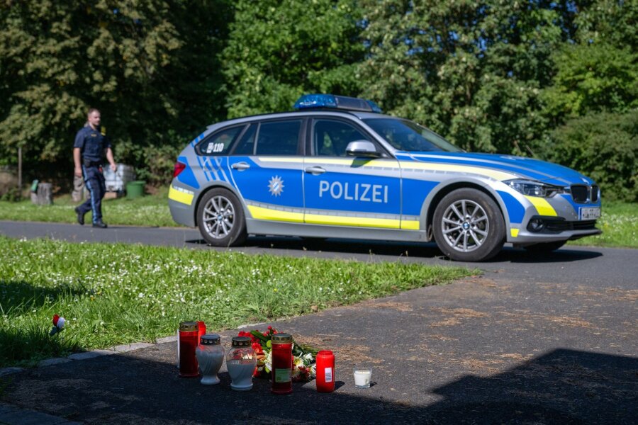15-Jähriger gesteht tödlichen Kopfschuss auf 14-Jährigen - Kerzen und Blumen erinnern im September 2023 vor dem Schulzentrum in Lohr am Main an den Vorfall.