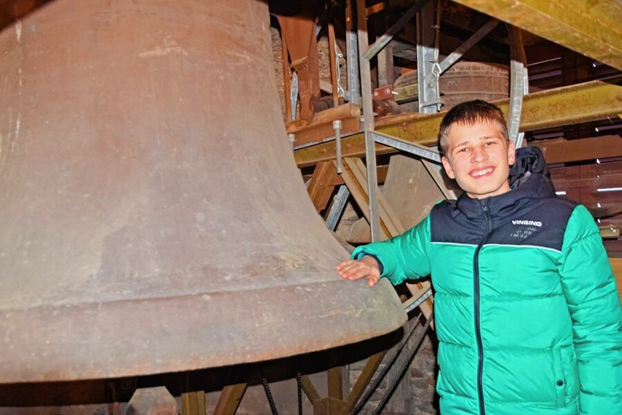 15-Jähriger spricht über das Geläut der Neumarker Kirche - Johnny Geipel neben einer der drei Neumarker Glocken. 