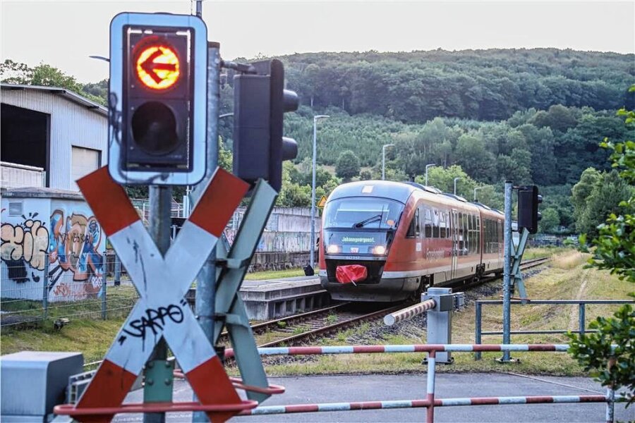 15-Jähriger verletzt Lokführer: Zug im Erzgebirge kann nicht weiterfahren - Der Lokführer eines Zuges der Erzgebirgsbahn ist am Mittwochabend bei einem Halt in Lauter verletzt worden.