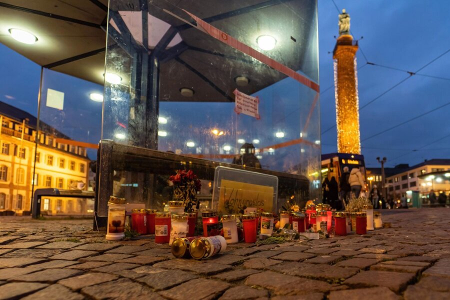 15-Jähriger wegen Mordes an Obdachlosem verurteilt - Kerzen und Blumen im November 2023 in Darmstadt zur Erinnerung an einen Obdachlosen, der dort wenige Tage zuvor getötet worden war.