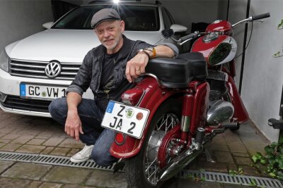 15 Jahre nach der Kreisreform: Was Kfz-Kennzeichen über die Westsachsen verraten - Reiner Schottstedt aus Glauchau hat am Auto das GC und an seinem Motorrad ein Z.