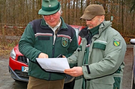 Bernd Härtel (links), Leiter des Forstbezirkes Plauen, im Gespräch mit Uwe Hempel, zuständig für das Revier Trünzig. 