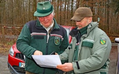 15 Jahre nach Kyrill ist der Werdauer Wald ein anderer - Bernd Härtel (links), Leiter des Forstbezirkes Plauen, im Gespräch mit Uwe Hempel, zuständig für das Revier Trünzig. 