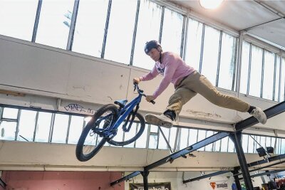 15 Jahre Skate-Begeisterung in der Chemnitzer "Druckbude" - Profi-Sportler Tim Knopf (22) begeisterte mit seinen Tricks auf dem Mountainbike die Besucher in der Skatehalle "Druckbude". 
