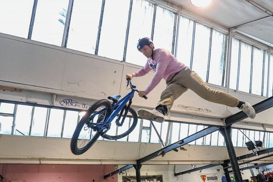 15 Jahre Skate-Begeisterung in der Chemnitzer "Druckbude" - Profi-Sportler Tim Knopf (22) begeisterte mit seinen Tricks auf dem Mountainbike die Besucher in der Skatehalle "Druckbude". 