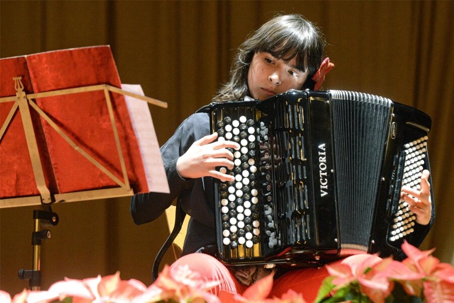 15 Teilnehmer wetteifern um Kinder- und Jugend-Musikpreis in Meerane - Vor elf Jahren holte Aylin Karatas aus Lichtenstein am Akkordeon den Musikpreis, damals war sie neun Jahre alt.