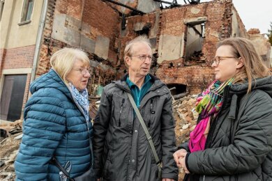 Regina und Rüdiger Queck mit ihrer Tochter Silvia Queck-Hänel vor ihrem Haus, das vorigen Sonntag durch die Explosion im Nachbarhaus stark zerstört wurde. Durch eine Spendenaktion soll der Schutt wegkommen.