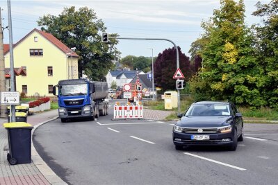 Der Knoten Freiberger Straße und Bahnhofstraße in Frankenberg ist wegen Straßenbauarbeiten für acht Wochen voll gesperrt. Nur Baufahrzeuge dürfen einfahren. Innerstädtisch nutzen Kraftfahrer die Amalienstraße (rechts) als Schleichweg.