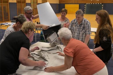 Nach der Stimmabgabe werden die Wahlurnen geleert. Der Berg an Stimmzetteln muss akribisch geprüft werden. Hier die Wahlkommission um Wahlvorsteher Jens Elstner, der die Urne ausschüttet.