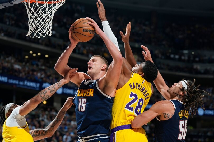 Ein Standbild wie ein Gemälde: Im Spiel der Denver Nuggets gegen die LA Lakers holt sich Nikola Jokic (15) holt sich einen Rebound.