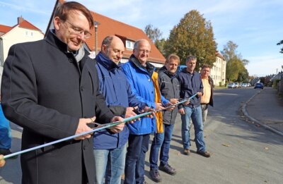 OB Sven Krüger (links) setzte mit Bauverantwortlichen die Schere an. Ab sofort kann der Verkehr wieder über die Kreuzung Mühlweg/Straße der Einheit rollen.