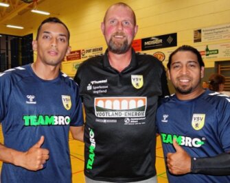 Schon im Training, aber noch ohne Spielgenehmigung: Die beiden Venezolaner Luis Armas (links) und Rafael Gonzalez (rechts), hier mit Trainer Alexander Krug. 