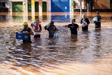 Bei Überschwemmungen nach tagelangem Regen ist die Zahl der Toten im Süden Brasiliens weiter gestiegen.