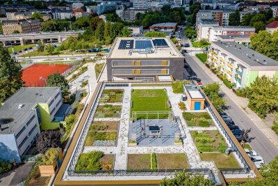 Auf dem Dach der Turnhalle der neuen Grundschule an der Jakobstraße gibt es einen Schulgarten.
