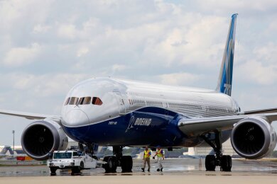 Ein Boeing-Mitarbeiter kritisiert, dass beim Bau vieler 787 "Dreamliner" zu hohe Spaltmaße zwischen den Rumpfteilen zugelassen worden seien.