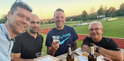 Alles ist angerichtet: Die Hauptorganisatoren Benjamin Brambor, Wim Burkhardt, Andreas Gartner und Helge Möws (v. l.) stoßen schon einmal auf das Pokalspiel gegen den FSV Zwickau an. 