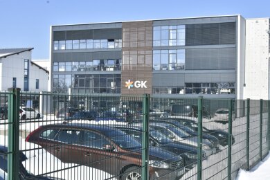 Blick auf ein Firmengebäude am Stammsitz von GK Software in Schöneck im Vogtland.