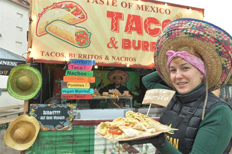 Ivanna verkauft mexikanischen Spezialitäten und veganen Käse, Tomaten und Salat beim Streetfood-Festival in Freiberg.