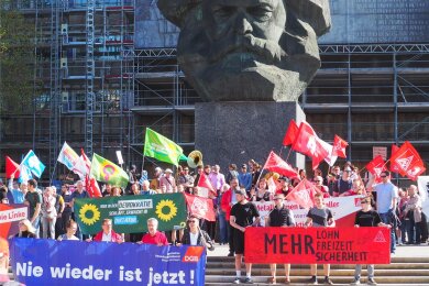 Zur Mai-Kundgebung am Karl-Marx-Kopf kamen 250 Teilnehmerinnen und Teilnehmer. Vor der Hauptbühne auf dem Neumarkt, wo SPD-Chef Lars Klingbeil sprach, versammelten sich rund 500 Menschen.