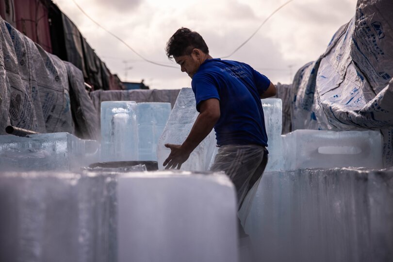 Ein Mann liefert in Bangkok Eisblöcke auf einem Markt aus. Die Menschen in Thailand sowie in weiteren Ländern in der Region stöhnen unter einer anhaltenden Hitzewelle.