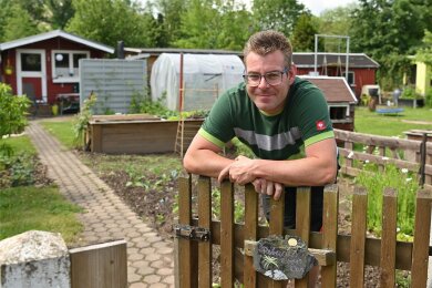 Kleingärtner im Gartenverein „Am Klinkborn“ in Rochlitz: Andy Thorand hat mit seiner Familie einen Garten gepachtet. Neben Beeten gibt es auch Spielmöglichkeiten.