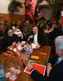 150 Hainichener wollen mit SPD-Chef reden - Martin Dulig war am Dienstagabend im Zuge der Küchentischtour im "Wintergarten" in Hainichen. Eileen Mägel (links im Bild) moderierte die Veranstaltung.