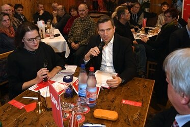 150 Hainichener wollen mit SPD-Chef reden - Martin Dulig war am Dienstagabend im Zuge der Küchentischtour im "Wintergarten" in Hainichen. Eileen Mägel (links im Bild) moderierte die Veranstaltung.