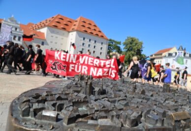 150 Teilnehmer bei "Schicht im Schacht" - Auch am Freiberger Schlossplatz fand eine der mehrminütigen Kundgebungen des Jungen Netzwerkes statt. 