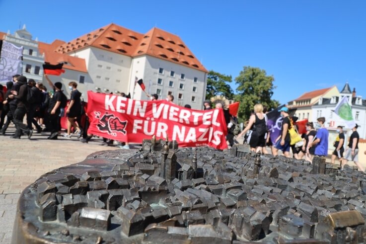 Auch am Freiberger Schlossplatz fand eine der mehrminütigen Kundgebungen des Jungen Netzwerkes statt. 