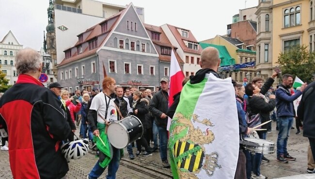 1500 Menschen auf Demo-Zug durch Zwickau - Applaus gab es, als die Trommler auf den Hauptmarkt zurückkehrten. Die Polizei musste sie bitten, ihre uniformen Westen auszuziehen. 