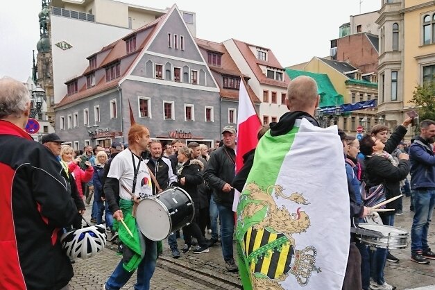1500 Menschen auf Demo-Zug durch Zwickau - Applaus gab es, als die Trommler auf den Hauptmarkt zurückkehrten. Die Polizei musste sie bitten, ihre uniformen Westen auszuziehen. 