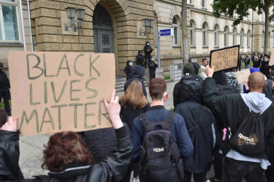 1500 Menschen protestieren in Chemnitz gegen Rassismus - In Chemnitz versammelten sich insgesamt rund 1500 Demonstranten. Sie stoppten auch vor dem Polizeipräsidium - das war seitens der Organisatoren nicht angemeldet worden.