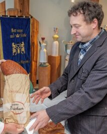16 Bäckereien im Erzgebirge sind jetzt mit Gold dekoriert - Auch Bäckermeister Rico Müller aus Breitenbrunn hat Brote zur Prüfung eingereicht. 
