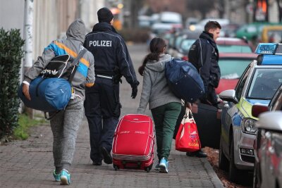16-jährige Dhespina wird trotz Mukoviszidose aus Mittweida abgeschoben - Wie hier abgelehnte Asylbewerber in Leipzig wurde die Familie zum Transport zum Flughafen nach Hannover abgeholt. (Symbolbild)