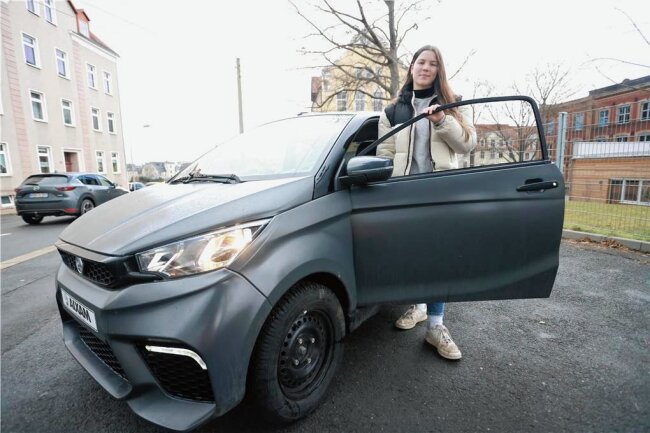 16-Jährige fährt mit Miniauto zum Gymnasium Werdau: Klassenkameraden finden ihren "Traktor" cool - Emily Schneider ist vor allem bei schlechtem Wetter sehr froh, dass sie ihr Miniauto für den Weg ins Gymnasium nach Werdau hat.