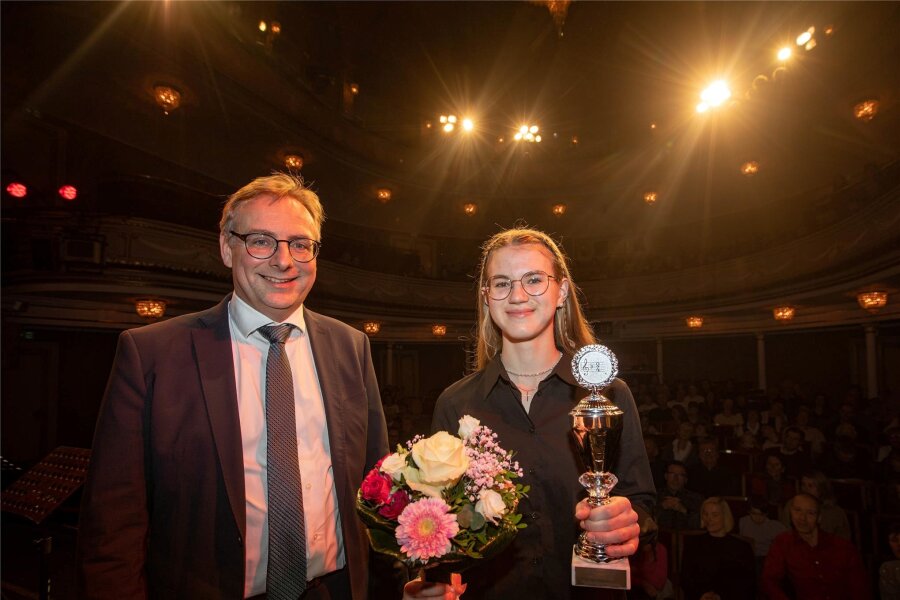 16-jährige Plauener Musikschülerin freut sich über Förderpreis - Musikschulchef Jörg Leitz hat Samantha Pippig mit dem Förderpreis ausgezeichnet.