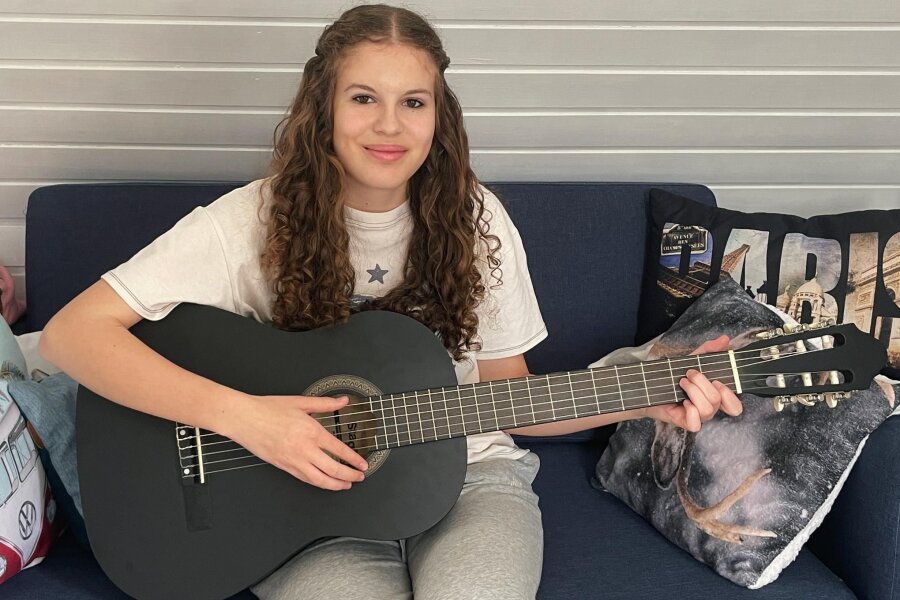 16-Jährige schreibt Facharbeit zur Neuen Deutschen Welle – die allerdings vor ihrer Geburt schon Geschichte war - Neben dem Klavier- nimmt Stella nun auch Gitarrenunterricht.