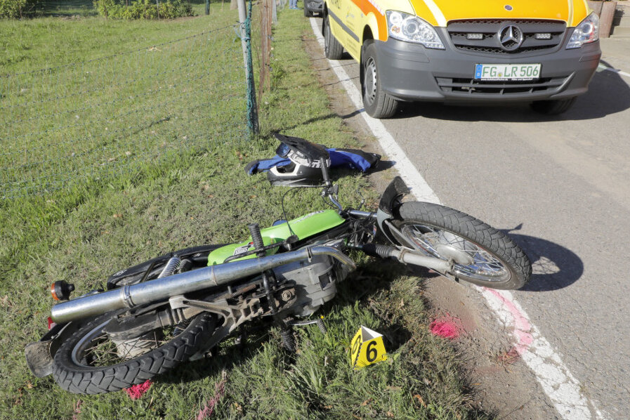 16-jähriger Simson-Fahrer stirbt bei Zusammenstoß mit Traktor - 