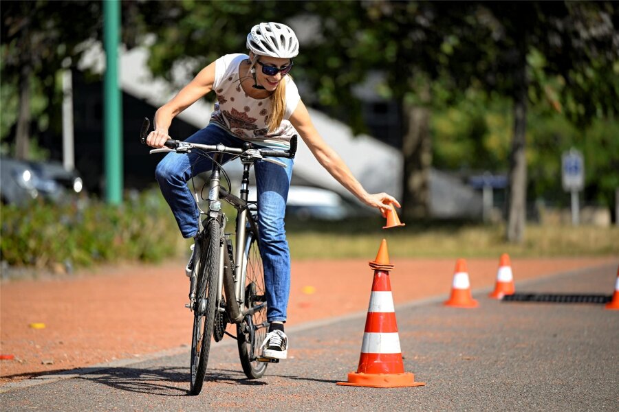 16 tödliche Radunfälle in Sachsen im ersten Halbjahr: Was bringt ein Sicherheitstraining fürs Rad? - Balance halten - beim Fahrradsicherheitstraining wird diese Fähigkeit ordentlich auf die Probe gestellt.