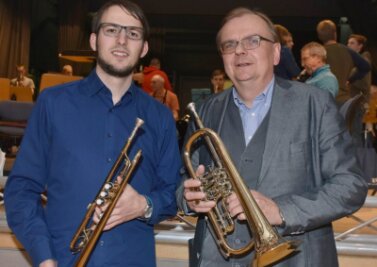 Seit 1991 war Steffen Paulus Vorstandsvorsitzender des Stadtorchesters Markneukirchen. Jetzt hat er den Staffelstab an Florian Stark übergeben. 