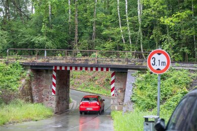 Bahnbrücke am Possigweg in Plauen: Die Durchfahrtshöhe soll mit dem Neubau von 3,10 auf 4,50 Meter wachsen.