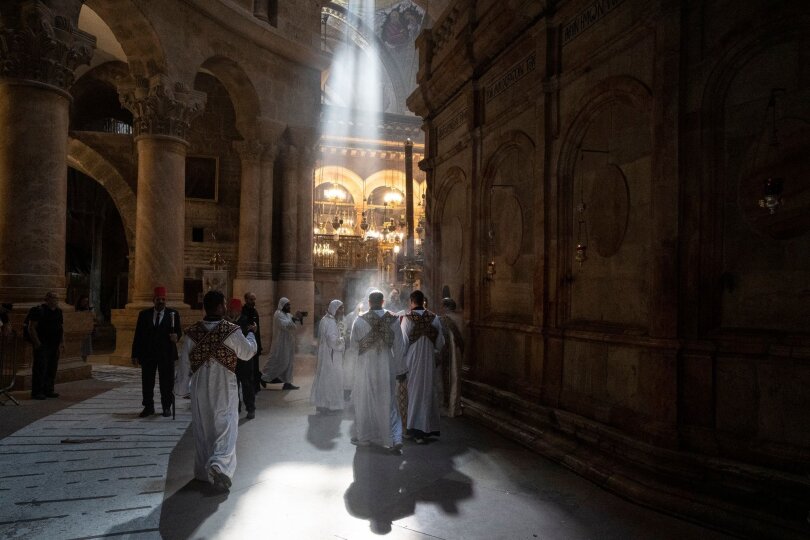 Koptische Priester nehmen an der Palmsonntagsprozession an der Grabeskirche in Jerusalem teil.