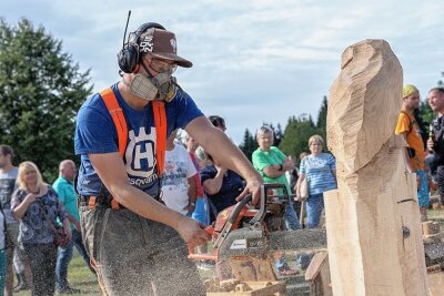 Unter anderem beim Kettensägen-Cup in Muldenberg hat Matthias Kämpfer gezeigt, dass er mit dem ungewöhnlichen Handwerkszeug für das Schnitzen umgehen kann. Der Reumtengrüner wird die Figuren für die Ortspyramide schnitzen. 