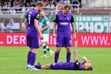 Mit dem Fernglas hinauf bis in die Sterne: Marvin Stefaniak genießt seinen Ausgleichstreffer beim VfB Lübeck auf sehr persönliche Weise. Nur wenige Tage zuvor war seine Mutter verstorben. 