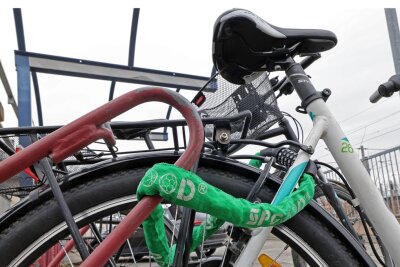 In der Nacht von Donnerstag zu Freitag wurden zwei E-Bikes in Crimmitschau gestohlen.