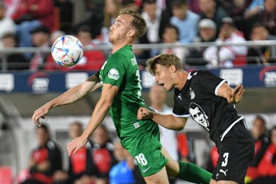 Kampf um jeden Ball: Zwickaus Rene Rüther (rechts) und Philipp Wendt schenkten sich in dieser Szene nichts. 