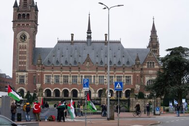 Pro-palästinensische (l) und pro-israelische Demonstranten (r) protestieren vor dem Obersten Gerichtshof der Vereinten Nationen in Den Haag (Archivbild).