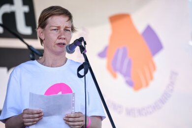 Die deutsche Schauspielerin Sandra Hüller spricht bei der Kundgebung "Hand in Hand für Demokratie und Menschenrechte" gegen Rechtsextremismus auf dem Leuschnerplatz.